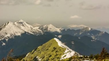 Karlı dağların üzerinde hareket eden bulutların hızlanması