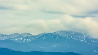 Tepelerin üzerinde hareket eden bulutların zaman akışı 