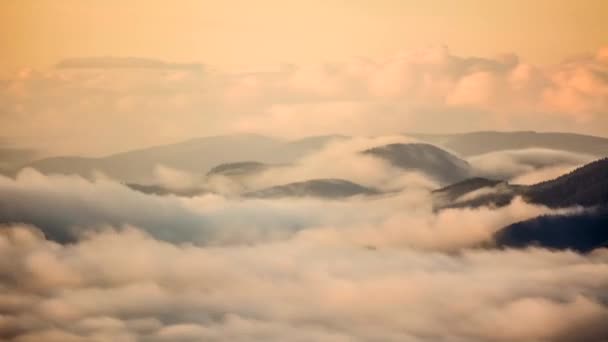 山の谷を移動する雲の時間経過 — ストック動画