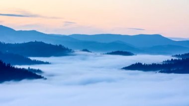 Gün batımının süreleri dağ vadisinde bulutlarla birlikte gün doğuyor.