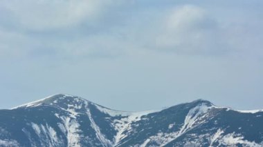 Karlı dağ sırtı üzerinde hareket eden bulutların hızlanması