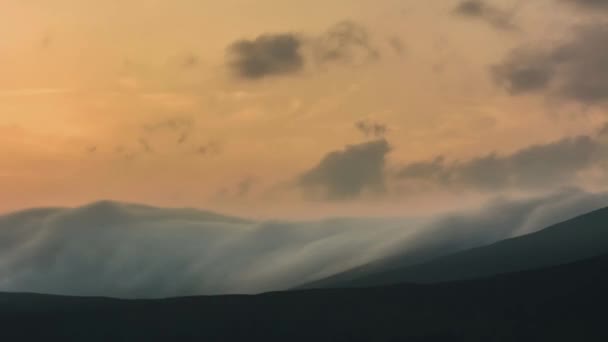 Dağ Çayırında Hareket Eden Bulutların Sürati — Stok video