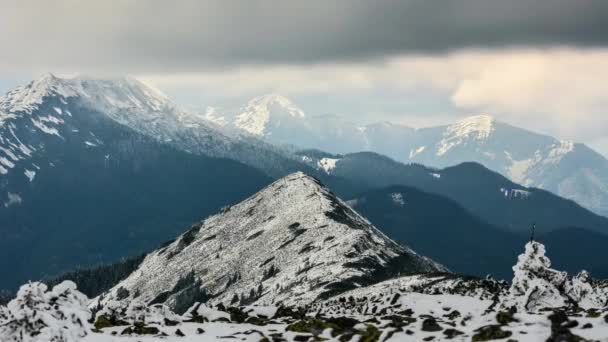 Lapso Tiempo Nubes Moviéndose Sobre Cresta Nevada Montaña — Vídeos de Stock