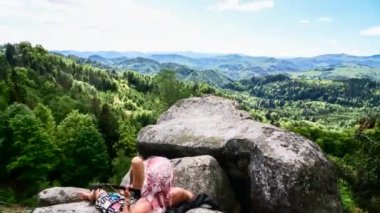İnsanın dağlarda gitar çalması zaman aşımı