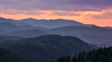 Dağ vadisinde gün batımının son günü.