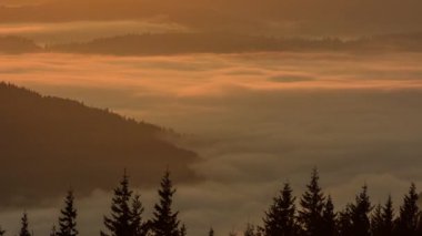 Dağ vadisinde gün batımının son günü.