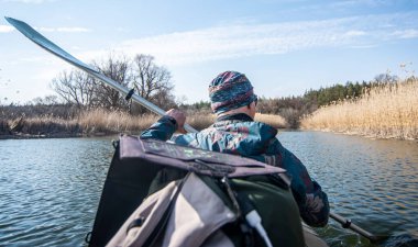 Kanodaki adam suyun üstünde. 