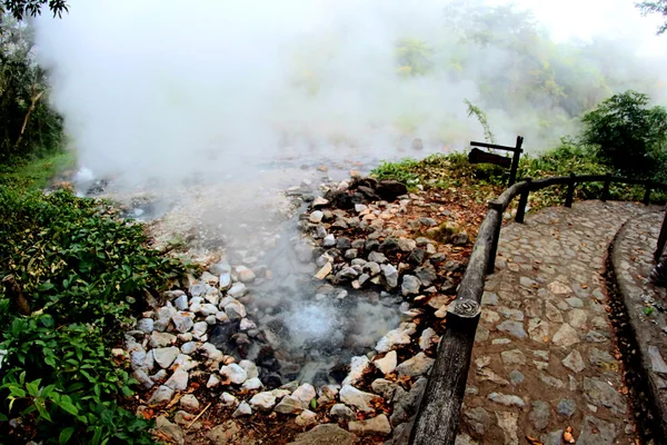 Wasser kocht zeitweise heißen Quellgeysir, Pongduet, Chiangm — Stockfoto
