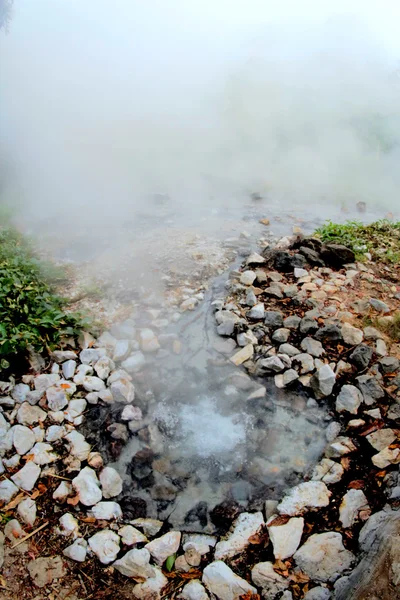 Wasser kocht zeitweise heißen Quellgeysir, Pongduet, Chiangm — Stockfoto