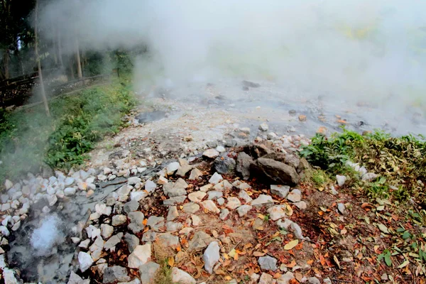 Woda gotuje sporadycznie Hot Spring Gejzer, Pongduet, chiangm — Zdjęcie stockowe