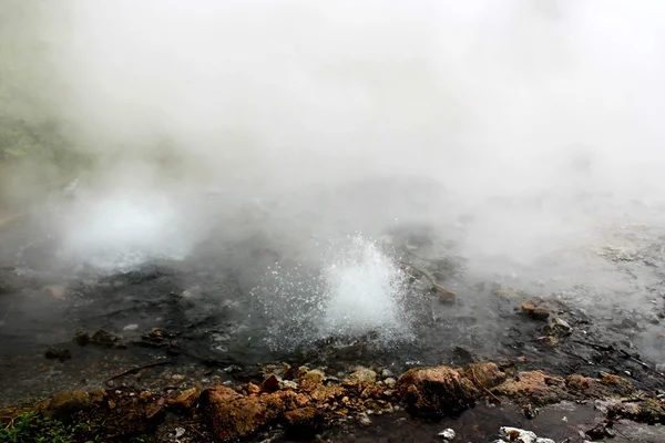 Víz időnként forr a Hot Spring Gejzírhez, Pongduet, chiangm — Stock Fotó