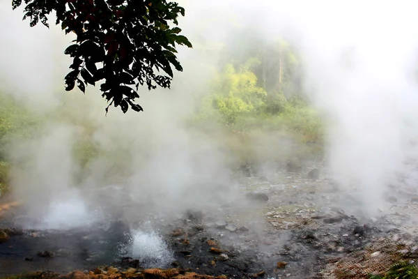 Νερό βράζει κατά διαστήματα ζεστό άνοιξη Geyser, Pongduet, chiangm — Φωτογραφία Αρχείου