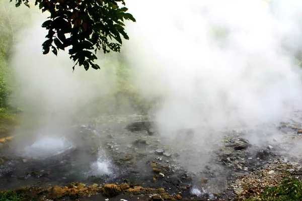 Woda gotuje sporadycznie Hot Spring Gejzer, Pongduet, chiangm — Zdjęcie stockowe