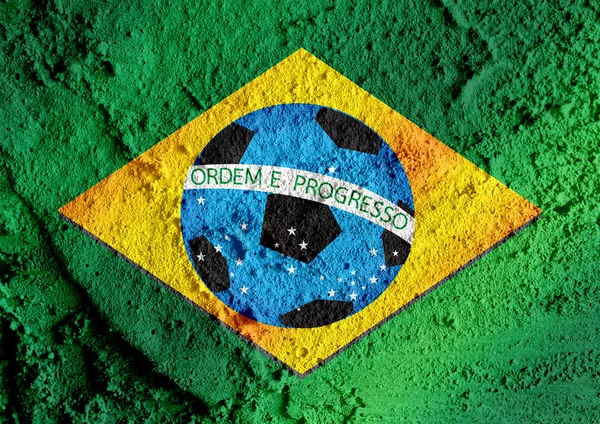 Bandeira do Brasil com bola de futebol na parede textura fundo desi — Fotografia de Stock