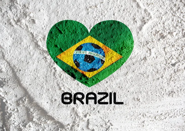 Corazón Bandera de Brasil con pelota de fútbol en la pared textura backgroun —  Fotos de Stock