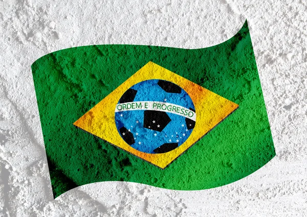 Vlajka a mapa Brazílie s fotbalovým míčem na zdi textury poz — Stock fotografie