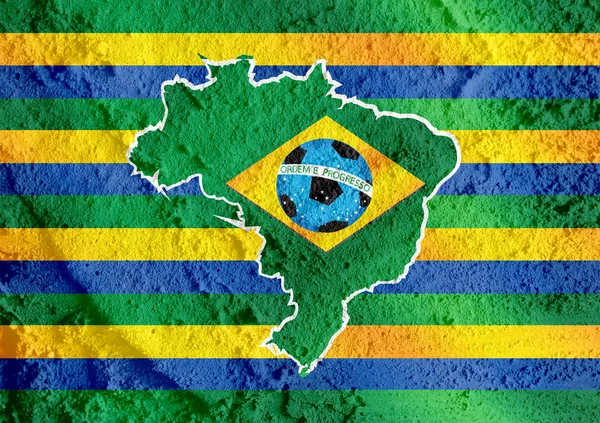 Bandeira e mapa do Brasil com bola de futebol na parede textura backgrou — Fotografia de Stock