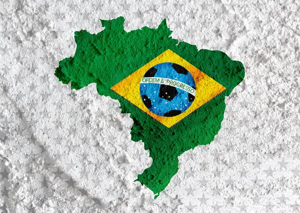 Bandera y mapa de Brasil con pelota de fútbol en la pared textura backgrou — Foto de Stock