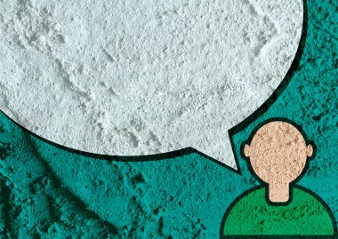 İnsanların düşünme insanlar konuşmak ve konuşma balonu çimento duvar 