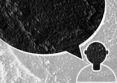 İnsanların düşünme insanlar konuşmak ve konuşma balonu çimento duvar 