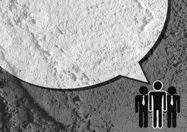 İnsanların düşünme insanlar konuşmak ve konuşma balonu çimento duvar 