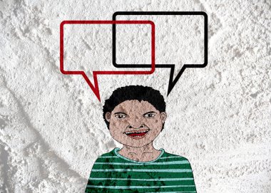 İnsanların düşünme insanlar konuşmak ve konuşma balonu çimento duvar 