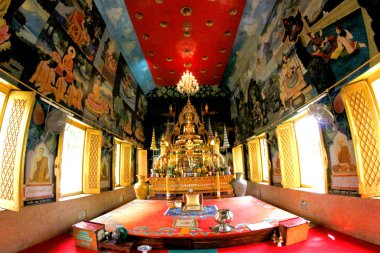 WAT Tai Tapınağı ve Budist heykel