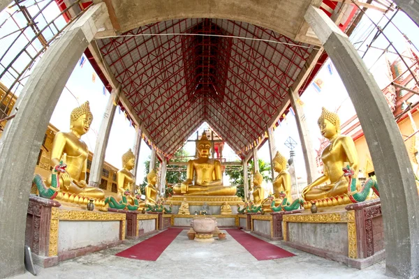 Wat Tai temple and Buddhist sculpture in Ubon Ratchathani, Thail — Stock Photo, Image