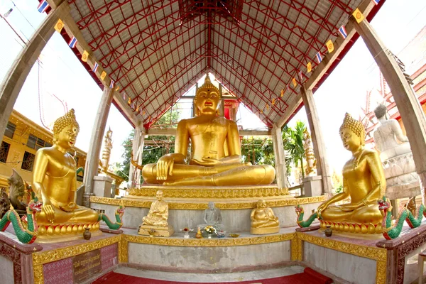 Wat Tai tempel og buddhistisk skulptur i Ubon Ratchathani, Thail - Stock-foto