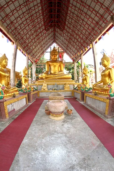 Templo de Wat Tai y escultura budista en Ubon Ratchathani, Thail — Foto de Stock