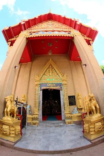 Temple Wat Tai et sculpture bouddhiste à Ubon Ratchathani, Thail — Photo