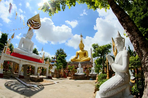 Wat Tai templom és buddhista szobor, Ubon Ratchathani, thai, munkavállalók — Stock Fotó