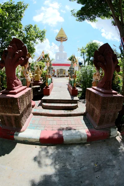 Wat Tai templet och buddhistiska skulptur i Ubon Ratchathani, Thail — Stockfoto