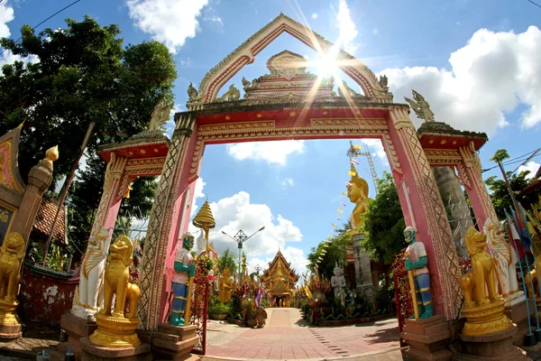Wat Tai Tempel und buddhistische Skulptur in Ubon Ratchathani, Thailand — Stockfoto