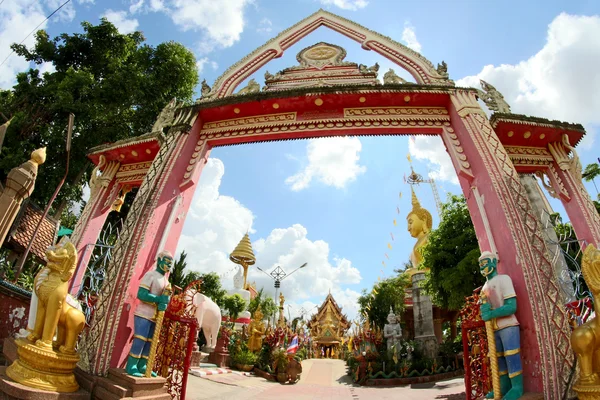 Chrám Wat Tai a buddhistické sochy v Ubon Ratchathani, Thail — Stock fotografie