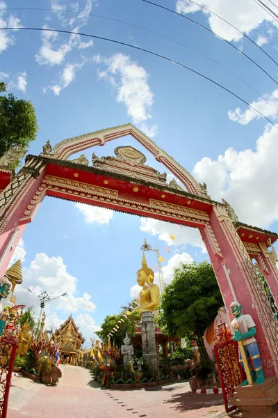 Temple Wat Tai et sculpture bouddhiste à Ubon Ratchathani, Thail — Photo