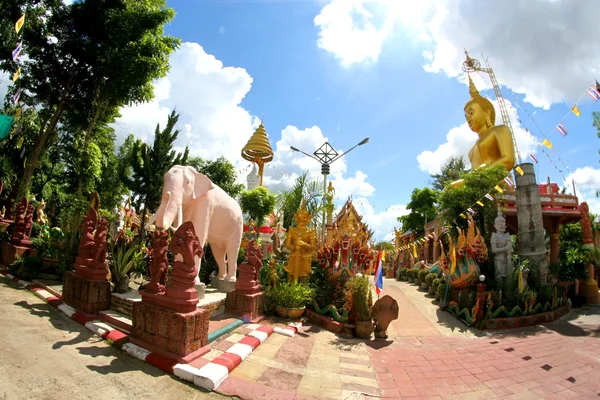 Wat Tai Tempel und buddhistische Skulptur in Ubon Ratchathani, Thailand — Stockfoto