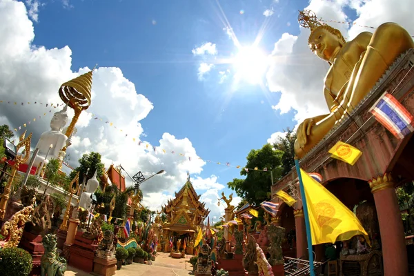 Chrám Wat Tai a buddhistické sochy v Ubon Ratchathani, Thail — Stock fotografie