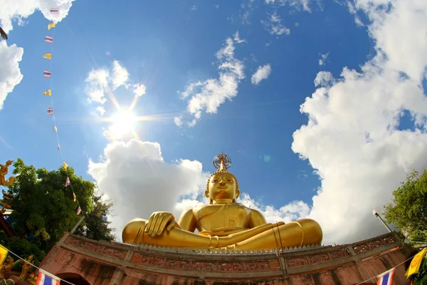 Chrám Wat Tai a buddhistické sochy v Ubon Ratchathani, Thail — Stock fotografie