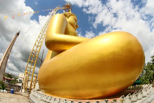 Templo de Wat Tai y escultura budista en Ubon Ratchathani, Thail — Foto de Stock