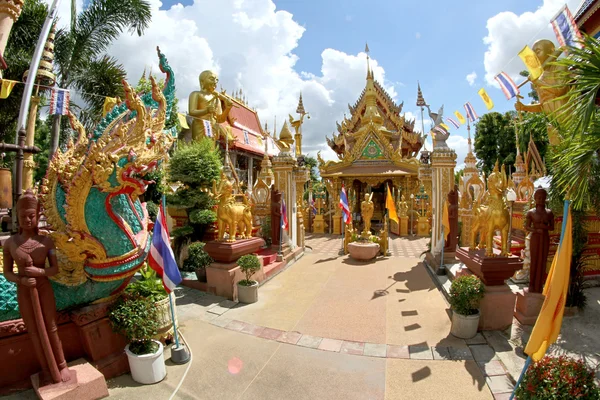 Wat Tai temple and Buddhist sculpture in Ubon Ratchathani, Thail — Stock Photo, Image