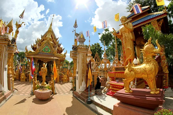 Temple Wat Tai et sculpture bouddhiste à Ubon Ratchathani, Thail — Photo