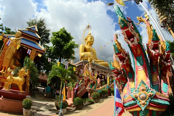 Temple Wat Tai et sculpture bouddhiste à Ubon Ratchathani, Thail — Photo