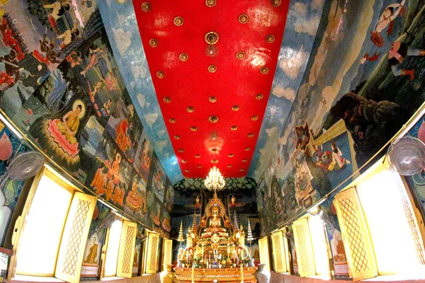 Buddyjskie rzeźby i świątyni Wat Tai — Zdjęcie stockowe
