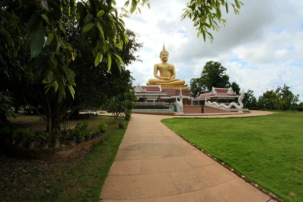 Velká Zlatá socha Buddhy v Ubon Ratchathani, Thajsko — Stock fotografie