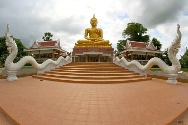 Большая золотая статуя Будды в Убоне Ратчатани, Таиланд — стоковое фото