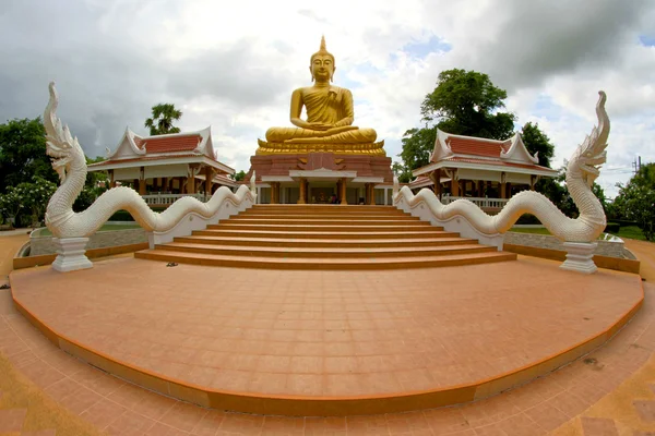 Grande statue de bouddha doré à Ubon Ratchathani, Thaïlande — Photo