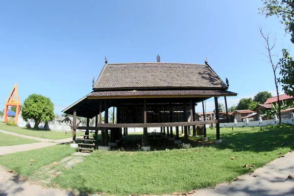 Exterior de wat kradian temple, trakanpuachphon, ubonratch — Fotografia de Stock