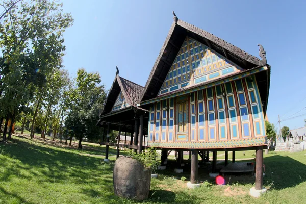 Arte y línea de wat kradian templo, trakanpuachphon, ubonratch — Foto de Stock