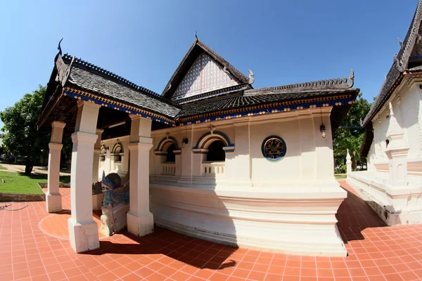 Esterno del tempio di wat kradian, trakanpuachphon, ubonratch — Foto Stock